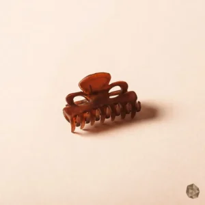 Sumérgete en la sofisticación con el Caimán Pequeño en Carey, un accesorio que combina lujo y alta calidad. Meticulosamente elaborado a mano con carey premium, cada pieza es una joya única que resalta por su brillo excepcional y su durabilidad.