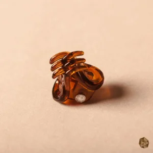 Descubre la elegancia del Caimán Pequeño en Carey, un accesorio de lujo y alta calidad. Hecho a mano con carey premium, cada pieza es única y destaca por su brillo natural y durabilidad.