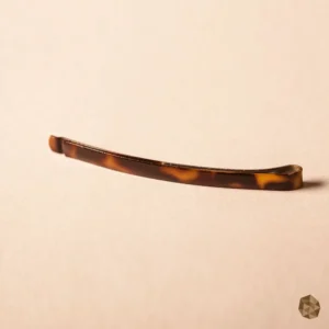 Descubre la elegancia del Gancho en Carey, un accesorio de lujo y alta calidad. Hecho a mano con carey