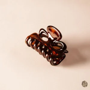 Caimán en carey ecológico en Colombia con diseño de bandas modernas, accesorio de lujo disponible en Bogotá, Cali, Ibagué, Medellín, Manizales, Popayán, Villavicencio, Pitalito, Barranquilla, Cartagena y Bucaramanga.