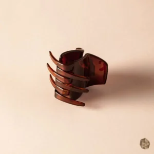 Caimán en carey ecológico en Colombia con diseño de bandas modernas, accesorio de lujo disponible en Bogotá, Cali, Ibagué, Medellín, Manizales, Popayán, Villavicencio, Pitalito, Barranquilla, Cartagena y Bucaramanga.