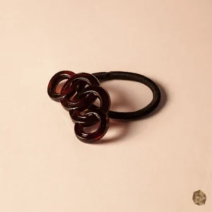 Colero en carey ecológico en Colombia con diseño de círculos, accesorio de lujo disponible en Bogotá, Cali, Ibagué, Medellín, Manizales, Popayán, Villavicencio, Pitalito, Barranquilla, Cartagena y Bucaramanga.