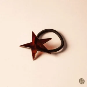 Colero en carey ecológico en Colombia con diseño de estrella, accesorio de lujo disponible en Bogotá, Cali, Ibagué, Medellín, Manizales, Popayán, Villavicencio, Pitalito, Barranquilla, Cartagena y Bucaramanga.