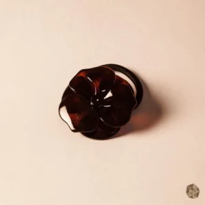 Colero en carey ecológico en Colombia con diseño de flor camelia, accesorio de lujo disponible en Bogotá, Cali, Ibagué, Medellín, Manizales, Popayán, Villavicencio, Pitalito, Barranquilla, Cartagena y Bucaramanga.