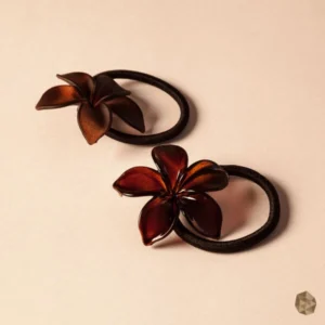Colero en carey ecológico en Colombia con diseño de flor plumeria, accesorio de lujo disponible en Bogotá, Cali, Ibagué, Medellín, Manizales, Popayán, Villavicencio, Pitalito, Barranquilla, Cartagena y Bucaramanga.