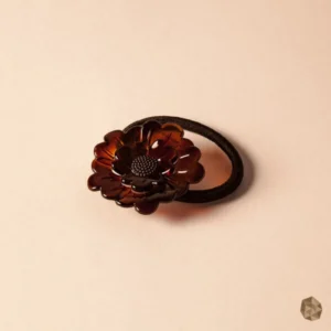 Colero en carey ecológico en Colombia con diseño de girasol, accesorio de lujo disponible en Bogotá, Cali, Ibagué, Medellín, Manizales, Popayán, Villavicencio, Pitalito, Barranquilla, Cartagena y Bucaramanga.