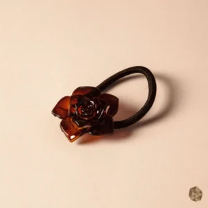 Colero en carey ecológico en Colombia con diseño de rosa, accesorio de lujo disponible en Bogotá, Cali, Ibagué, Medellín, Manizales, Popayán, Villavicencio, Pitalito, Barranquilla, Cartagena y Bucaramanga.