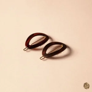 Compra hebilla en carey ovalada de 3.5 cm aprox., accesorio de lujo elegante y minimalista para el cabello. Ideal para looks sofisticados.