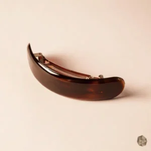 hebilla carey, accesorio cabello lujo, hebilla elegante, alta calidad, accesorio premium, peinado sofisticado, moda femenina, cuidado del cabello, Bogotá, Medellín, Cali, Barranquilla, Cartagena, accesorio artesanal, diseño exclusivo, lujo colombiano