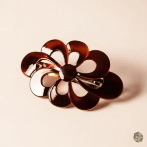 hebilla carey, accesorio cabello lujo, hebilla elegante, alta calidad, accesorio premium, peinado sofisticado, moda femenina, cuidado del cabello, Bogotá, Medellín, Cali, Barranquilla, Cartagena, accesorio artesanal, diseño exclusivo, lujo colombiano
