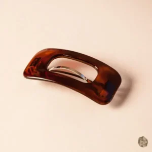 hebilla carey, accesorio cabello lujo, hebilla elegante, alta calidad, accesorio premium, peinado sofisticado, moda femenina, cuidado del cabello, Bogotá, Medellín, Cali, Barranquilla, Cartagena, accesorio artesanal, diseño exclusivo, lujo colombiano