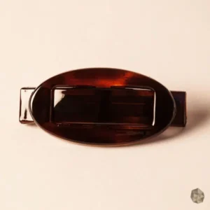 hebilla carey, accesorio cabello lujo, hebilla elegante, alta calidad, accesorio premium, peinado sofisticado, moda femenina, cuidado del cabello, Bogotá, Medellín, Cali, Barranquilla, Cartagena, accesorio artesanal, diseño exclusivo, lujo colombiano
