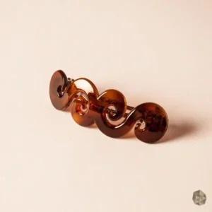 hebilla carey, accesorio cabello lujo, hebilla elegante, alta calidad, accesorio premium, peinado sofisticado, moda femenina, cuidado del cabello, Bogotá, Medellín, Cali, Barranquilla, Cartagena, accesorio artesanal, diseño exclusivo, lujo colombiano