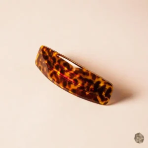 hebilla carey mate, accesorio cabello lujo, hebilla elegante, alta calidad, accesorio premium, peinado sofisticado, moda femenina, cuidado del cabello, Bogotá, Medellín, Cali, Barranquilla, Cartagena, accesorio artesanal, diseño exclusivo, lujo colombiano