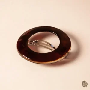hebilla carey mate, accesorio cabello lujo, hebilla elegante, alta calidad, accesorio premium, peinado sofisticado, moda femenina, cuidado del cabello, Bogotá, Medellín, Cali, Barranquilla, Cartagena, accesorio artesanal, diseño exclusivo, lujo colombiano