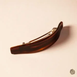 hebilla carey, accesorio cabello lujo, hebilla elegante, alta calidad, accesorio premium, peinado sofisticado, moda femenina, cuidado del cabello, Bogotá, Medellín, Cali, Barranquilla, Cartagena, accesorio artesanal, diseño exclusivo, lujo colombiano