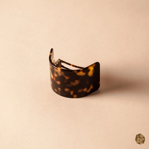 Hebilla en carey de lujo de 6.5 cm en Colombia, accesorio ecológico y moderno disponible en Bogotá, Cali, Ibagué, Medellín, Manizales, Popayán, Villavicencio, Pitalito, Barranquilla, Cartagena y Bucaramanga.