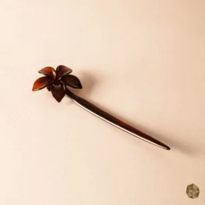 Palo chino en carey de lujo en Colombia con diseño de rosa tallada, accesorio ecológico y refinado disponible en Bogotá, Cali, Ibagué, Medellín, Manizales, Popayán, Villavicencio, Pitalito, Barranquilla, Cartagena y Bucaramanga.