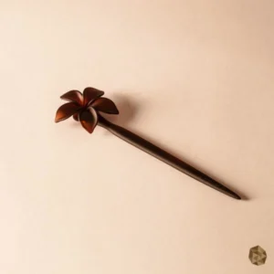 Palo chino en carey de lujo en Colombia con diseño de rosa tallada, accesorio ecológico y refinado disponible en Bogotá, Cali, Ibagué, Medellín, Manizales, Popayán, Villavicencio, Pitalito, Barranquilla, Cartagena y Bucaramanga.
