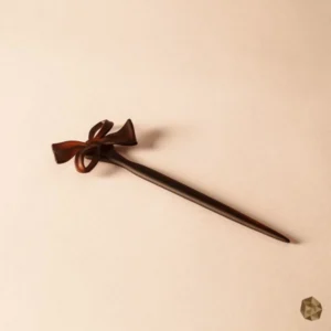 Palo chino en carey de lujo en Colombia con diseño de rosa tallada, accesorio ecológico y refinado disponible en Bogotá, Cali, Ibagué, Medellín, Manizales, Popayán, Villavicencio, Pitalito, Barranquilla, Cartagena y Bucaramanga.