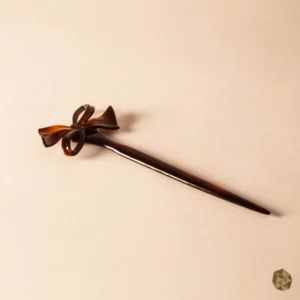 Palo chino en carey de lujo en Colombia con diseño de rosa tallada, accesorio ecológico y refinado disponible en Bogotá, Cali, Ibagué, Medellín, Manizales, Popayán, Villavicencio, Pitalito, Barranquilla, Cartagena y Bucaramanga.