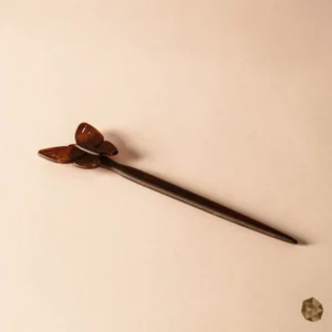 Palo chino en carey de lujo en Colombia con diseño de rosa tallada, accesorio ecológico y refinado disponible en Bogotá, Cali, Ibagué, Medellín, Manizales, Popayán, Villavicencio, Pitalito, Barranquilla, Cartagena y Bucaramanga.