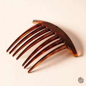Peineta en carey ecológico en Colombia con diseño curvo ergonómico, accesorio de lujo disponible en Bogotá, Cali, Ibagué, Medellín, Manizales, Popayán, Villavicencio, Pitalito, Barranquilla, Cartagena y Bucaramanga.