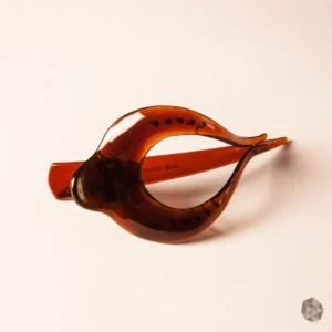 Pico de loro en carey ecológico en Colombia con diseño calado, accesorio de lujo disponible en Bogotá, Cali, Ibagué, Medellín, Manizales, Popayán, Villavicencio, Pitalito, Barranquilla, Cartagena y Bucaramanga.