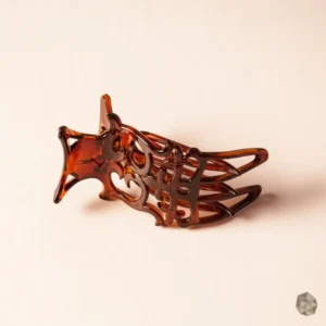 Pico de loro en carey ecológico en Colombia con diseño calado, accesorio de lujo disponible en Bogotá, Cali, Ibagué, Medellín, Manizales, Popayán, Villavicencio, Pitalito, Barranquilla, Cartagena y Bucaramanga.